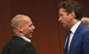 Le ministre grec des Finances Yanis Varoufakis (g) et le président de l'Eurogroupe Jeroen Dijsselbloem (d) à Bruxelles, le 11 mai 2015