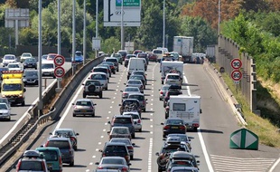Des automobilistes circulent au ralenti sur la rocade de Bordeaux le 1er août 2009.