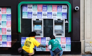 Un an après les Panama Papers, plusieurs agences de BNP Paribas ont été recouvertes lundi 3 avril 2017 par 468 affichettes en référence à la création par la banque de 468 sociétés offshore dans les paradis fiscaux.
