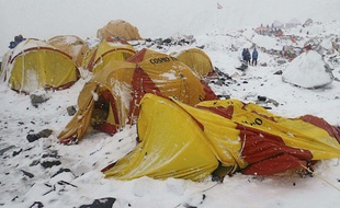 Le camp de base de l'Everest après le violent séisme du 25 avril 2015.