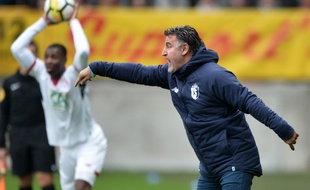 Christophe Galtier, le nouvel entraîneur du LOSC, donne ses consignes / AFP PHOTO / JEAN-FRANCOIS MONIER