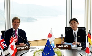 Le chef de la diplomatie américaine John Kerry et son homologue japonais Fumio Kishida à Hiroshima, le 10 avril 2016.