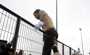 Le DRH d'Air France Xavier Broseta quitte les bureaux de la compagnie à Roissy en escaladant une grille après avoir été pris à partie par des salariés, le 5 octobre 2015