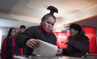 Une Ukrainienne vote à Donetsk, le 11 novembre 2018.