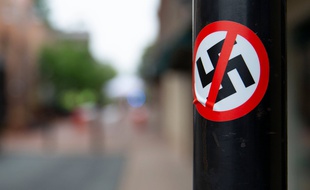 Un sticker anti-nazi à Charlottesville, lors d'une marche de protestation contre les suprémacistes blancs - 11 août 2018