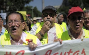Parce qu'ils refusent que leurs petits-enfants vivent moins bien qu'eux et paient "pour sauver une oligarchie", parce qu'ils sont devenus les piliers d'une société espagnole étranglée par le chômage, des retraités "indignés" ont repris les armes du combat social.