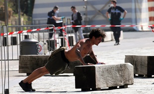 Attention, ce Biarrot ne flâne pas, n'est pas en position assise et ceci n'est pas vraiment un banc (sans doute un espace assimilable malgré tout).