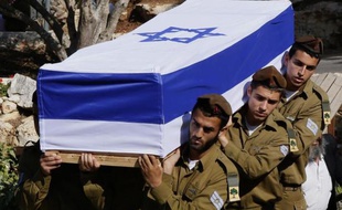 Des soldats israéliens portent le cercueil de l'un des leurs, morts durant l'offensive de l'armée dans la bande de Gaza, le 21 juillet 2014 à Jérusalem
