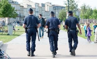 Une patrouille de police est allée à la rencontre du voleur qui demandait de l'aide à deux passants. Photo : Sebastien Ortola