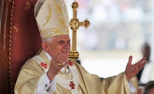Après la polémique sur le préservatif, le premier voyage du pape Benoît XVI en Afrique a pris une tournure plus consensuelle jeudi avec une messe célébrée devant plus de 60.000 personnes à Yaoundé et une homélie consacrée aux pauvres et aux victimes de violences.