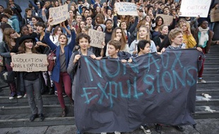 Manifestation des lycéens contre les expulsions de Leonarda et Khatchik à Paris le 17 octobre 2013.