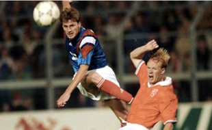 Fabrice Divert face à Ronald Koeman, lors du France-Pays-Bas disputé le 5 juin 1992.