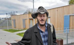 Patrick Anstett à gauche, ainsi que Roland et Brigitte Choudar en haut à droite, anciens SDF, vivent au village de chalets, situé à l'Elsau.