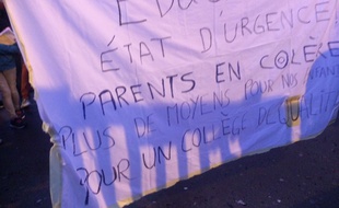 Une banderole déployée devant le le collège Pablo Neruda à Pierrefitte-sur-Seine