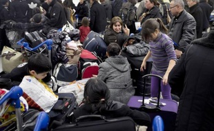 Le mouvement de grève des agents de sûreté aéroportuaire, chargés du contrôle avant l'embarquement, qui provoque depuis vendredi des annulations de vols à Lyon et des retards à Roissy et Toulouse, devrait se poursuivre dimanche, au deuxième jour des vacances de Noël.