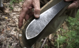 Agressé à la machette, la victime a dû se faire poser une dizaine de points de suture à la gorge. Illustration.