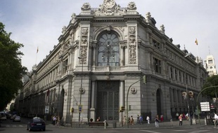 Le taux à 10 ans de l'Espagne a atteint un nouveau plus haut depuis la création de la zone euro jeudi matin, tout près des 7%, creusant un écart record avec l'Allemagne, dans la foulée de la dégradation de trois crans de la note du pays par l'agence de notation Moody's.