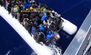 Des migrants secourus lors d'une opération italienne au large de la Sicile le 14 mai 2015