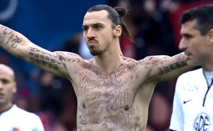 Zlatan Ibrahimovic découvrant ses tatouages temporaires, le 14 février 2015, contre Caen.