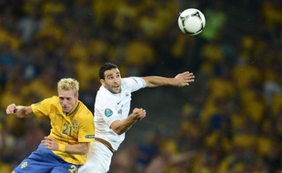 Le défenseur français Adil Rami (en blanc) lors de la défaite des Bleus contre la Suède à l'Euro, le 19 juin 2012 à Kiev.