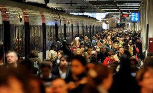 Quai de RER à la Gare du Nord, à Paris, le 7 avril 2010.