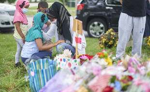 plusieurs milliers de personnes ont assisté à London à une veillée funèbre en plein air en hommage aux victimes musulmane tuée délibérément par un jeune homme au Canada