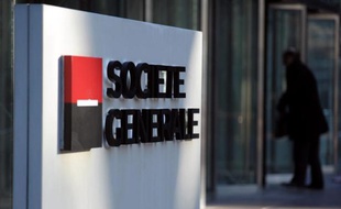 Le logo de la banque Société Générale à l'entrée du siège à La Défense à Puteaux le 12 février 2014