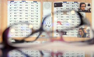 Optique, hôpitaux et laboratoires d'analyses sont dans le viseur de la Cour des comptes, qui détaille mardi ses pistes d'économies pour endiguer le déficit de la Sécurité sociale, plombé par la crise économique.