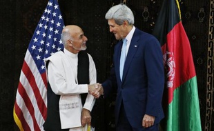 Le secrétaire d'Etat américain John Kerry salue le candidat à la présidentielle afghane Ashraf Ghani, le 11 juillet 2014 à Kaboul
