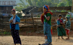 Des femmes de la tribu Kayan portent des anneaux de bronze autour du cou, signe de beauté, à Panpet, près de Demoso, dans l'Etat Kayah, au centre de la Birmanie, le 6 amrs 2016