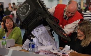 Une urne est vidée après une élection en 2010 au Royaume-Uni.