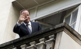 François Hollande a passé sa première journée de président élu, lundi, dans un quartier général de campagne qui avait des allures de cellule élyséenne, consultant tous azimuts pour préparer la semaine, les rendez-vous internationaux et son futur gouvernement.