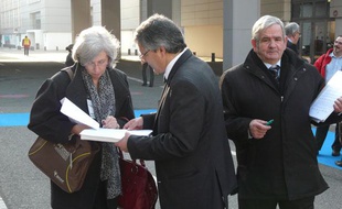 A l'entrée du Congrès des maires de France, les représentants des petits candidats draguent l'élu. A Paris, le 22 novembre 2001.