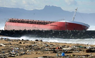 Le pompage du gasoil du cargo échoué à Anglet (Pyrénées-Atlantiques) interviendra samedi et dimanche, a annoncé vendredi indiqué la sous-préfecture, tandis que l'enquête sur l'échouage écartait à ce stade une "faute pénale"