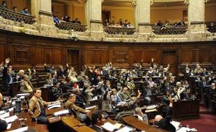 Le projet de légalisation du cannabis en Uruguay, qui ferait notamment de ce petit pays sud-américain le premier où l'État contrôlerait la production et la vente de marijuana, a commencé à être examiné devant la Chambre des députés, première étape en vue de son adoption