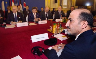 Le président de la Coalition de l'opposition syrienne Ahmad Jarba face à Laurent Fabius, le 12 janvier 2014 au quai d'Orsay à Paris