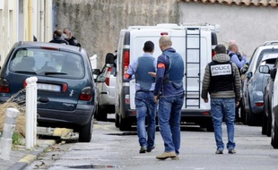 Des policiers dans la rue Alfred de Musset à Toulon, lieu, où un douanier qui participait à une surveillance de trafic d'armes a été tué par un tireur, le 23 novembre 2015