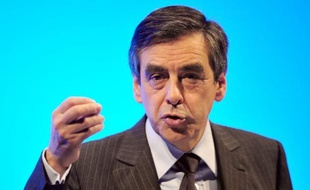 François Fillon a qualifié vendredi d'"incompréhensible" la décision de François Bayrou de voter pour François Hollande, relevant avoir encore eu le leader centriste "au téléphone le week-end dernier" pour évoquer, notamment, le programme économique du candidat PS.