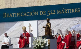 La béatification dimanche en Espagne de plus de 500 religieux, pour beaucoup morts pendant la guerre civile aux mains de miliciens républicains, a provoqué l'indignation des victimes du franquisme dans un pays qui peine à faire la lumière sur les exactions commises à cette époque.