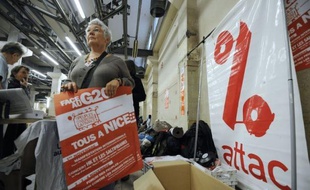 Des milliers d'altermondialistes doivent converger mardi à Nice pour une manifestation internationale dénonçant les pratiques des marchés financiers et leurs méfaits sur "les peuples", deux jours avant la tenue à Cannes d'un G20 avec 25 chefs d'Etat et de gouvernement.