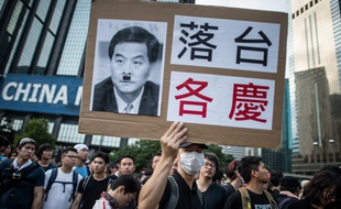 Des manifestants pro-démocratie brandissent une pancarte à l'effigie de Leung Chun-ying, grimé en Hitler, à Hong Kong, le 1er octobre 2014.