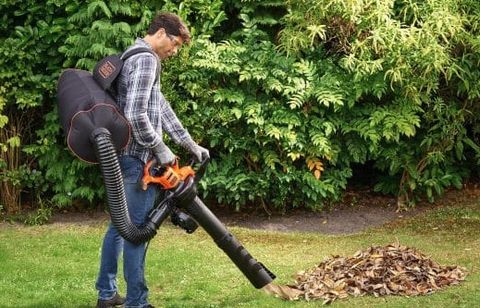 Fatigué de traîner le râteau ? Cet aspirateur souffleur broyeur 3000 W est à 89,90 € chez Castorama pour un jardin propre sans effort