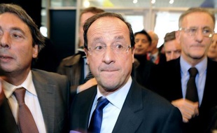 Le candidat socialiste à l'Elysée, François Hollande, s'est fixé vendredi l'objectif d'ouvrir le service civique à 15% d'une classe d'âge, soit 100.000 jeunes.