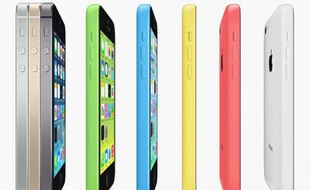 L'iPhone 5S, à gauche, et l'iPhone 5C, à droite, disponible en cinq coloris.
