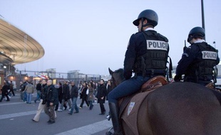 Les cavaliers de la brigade équestre de Seine-Saint-Denis sécurisent la sortie des lycées, les abords du Stade de France, les parcs et les quartiers sensibles du département.