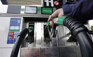 Les prix de tous les carburants en France ont atteint la semaine dernière de nouveaux records, pour la septième semaine consécutive, le fioul franchissant le seuil de 1 euro le litre, selon des chiffres de l'Union française de l'industrie pétrolière (Ufip) publiés lundi.