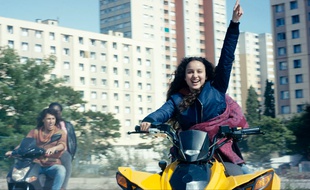 Oulaya Amamra dans Divines de Houda Benyamina