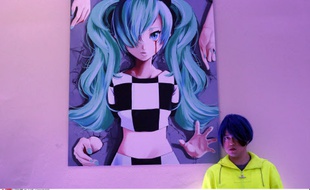 Le musicien japonais Keiichiro Shibuya, auteur de l’opéra «The End», pose devant un portrait de Hatsune Miku, qui l'interprète.