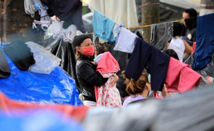 Une femme et son bébé dans un camp de réfugiés vénézuéliens à Bogota, en Colombie, le 16 juin 2020.