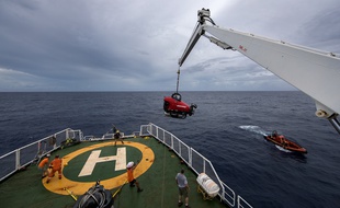 Mise à l'eau d'un des deux petits sous-marins embarqués sur L'Esperanza au large du Brésil à la découverte d'un nouveau récif corallien.